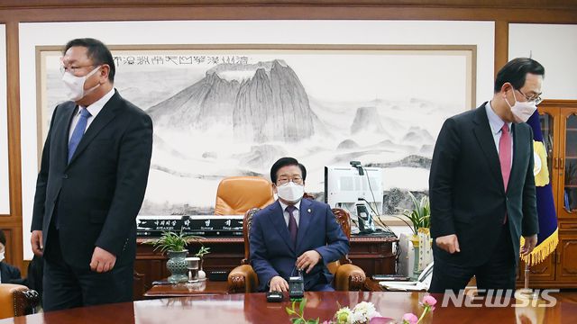 [서울=뉴시스] 최동준 기자 = 김태년 더불어민주당 원내대표, 주호영 국민의힘 원내대표가 23일 서울 여의도 국회 의장실에서 박병석 국회의장 주재 여야 원내대표 회담에 참석하고 있다. (공동취재사진) 2020.11.23. photo@newsis.com