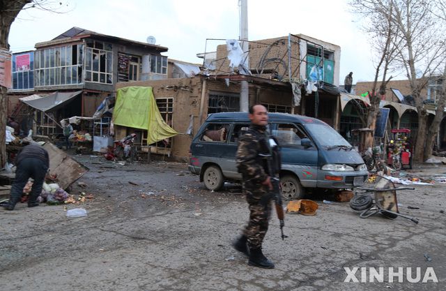 [바미얀=신화/뉴시스] 아프가니스탄 중부 바미얀의  시장에서 연쇄 폭발이 일어나 한 경관이  현장 주변에서 대응하고 있다. 경찰은 이 폭발로 최소 17명이 숨지고 50여 명이 부상했다고 밝혔다. 2020.11.25