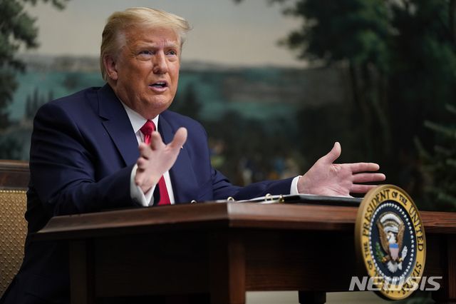 [워싱턴=AP/뉴시스]도널드 트럼프 대통령이 26일(현지시간) 추수감사절을 맞아 백악관에서 해외 미군들과 화상 통화를 한 후 기자들과 얘기하고 있다. 2020.12.06
