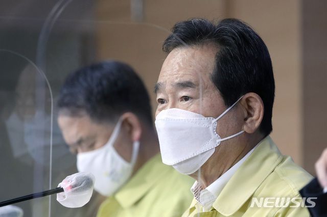 [서울=뉴시스]김병문 기자 = 정세균 국무총리가 29일 오후 서울 종로구 정부서울청사 합동브리핑실에서 열린 신종 코로나바이러스 감염증(코로나19) 극복 긴급 기자간담회에 참석해 수도권 사회적거리두기 2단계 유지와 비수도권 1.5단계 상향에 대한 발표하고 있다. 2020.11.29. dadazon@newsis.com