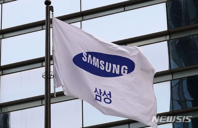 [서울=뉴시스]  서초구 삼성전자 서초사옥의 삼성전자 깃발이 펄럭이는 모습. 뉴시스DB 2020.12.02.