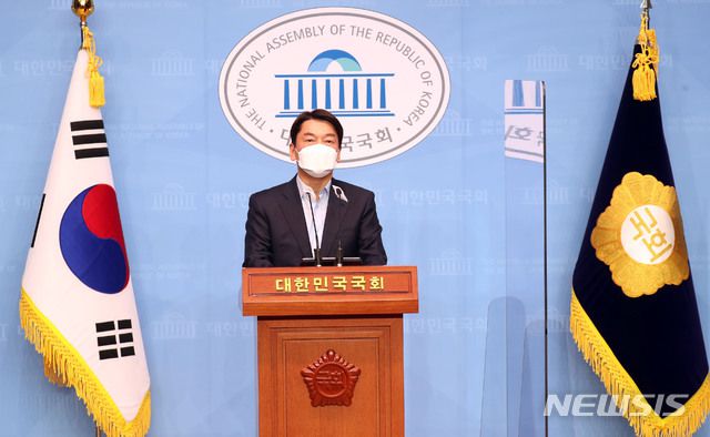 [서울=뉴시스] 전진환 기자 = 안철수 국민의당 대표가 20일 오전 서울 여의도 국회 소통관에서 기자회견을 갖고 서울시장 보궐선거 출마선언을 하고 있다.  (공동취재사진) 2020.12.20. photo@newsis.com