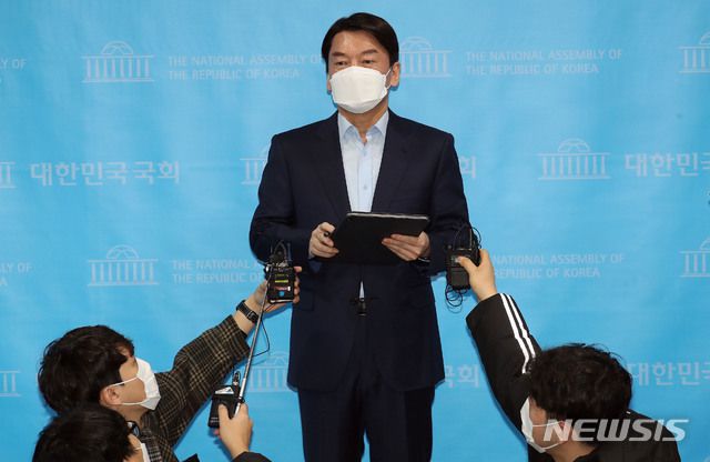 [서울=뉴시스] 전진환 기자 = 안철수 국민의당 대표가 20일 오전 서울 여의도 국회 소통관에서 서울시장 보궐선거 출마선언을 마치고 기자들의 질문에 답하고 있다.  (공동취재사진) 2020.12.20. photo@newsis.com