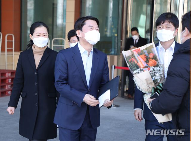 [서울=뉴시스] 전진환 기자 = 안철수 국민의당 대표가 20일 오전 서울 여의도 국회 소통관에서 서울시장 보궐선거 출마선언을 했다. 소통관을 나온 안 대표가 지지자로부터 꽃다발을 받고 있다.  (공동취재사진) 2020.12.20. photo@newsis.com