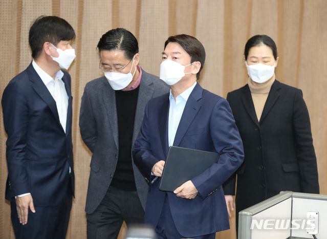 [서울=뉴시스] 전진환 기자 = 안철수 국민의당 대표가 20일 오전 서울 여의도 국회 소통관에서 서울시장 보궐선거 출마선언을 마치고 이동하고 있다.  (공동취재사진) 2020.12.20. photo@newsis.com