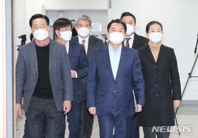 [서울=뉴시스] 전진환 기자 = 안철수 국민의당 대표가 20일 오전 서울시장 보궐선거 출마를 공식선언하기 위해 서울 여의도 국회 소통관으로 이태규의원,권은희의원과 함께 들어오고 있다.  (공동취재사진) 2020.12.20. photo@newsis.com.2020.12.20