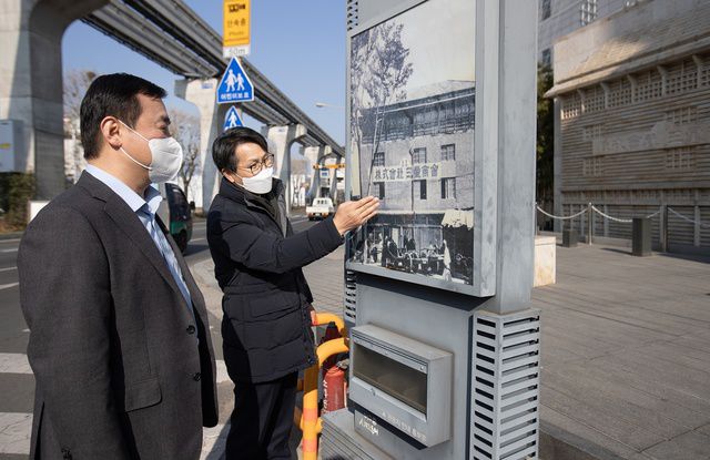 [서울=뉴시스] 21일 노태문 삼성전자 무선사업부 사장이 10월 이건희 삼성전자 회장의 장례 기간 중 대구시민들이 자발적으로 추모식을 연 인교동(성내3동) 삼성상회 옛터를 찾아 관계자로부터 설명을 듣고 있다. 사진 삼성전자