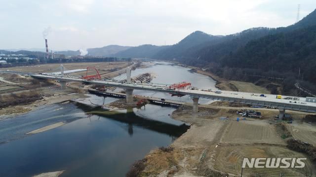 [세종=뉴시스]세종시 행복도시∼부강역  일부 도로건설공사 현장