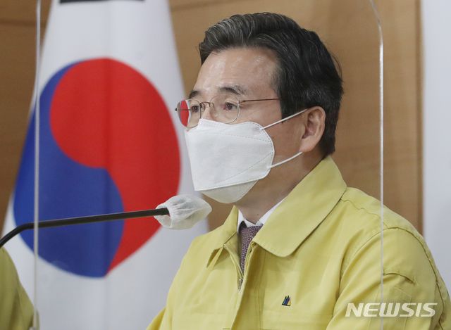 [서울=뉴시스]김명원 기자 = 김용범 기획재정부 제1차관이 23일 서울 종로구 정부서울청사 합동브리핑실에서 비상경제 중앙대책본부 겸 뉴딜 관계장관회의 정례브리핑을 하고 있다. (공동취재사진)  2020.12.23. photo@newsis.com