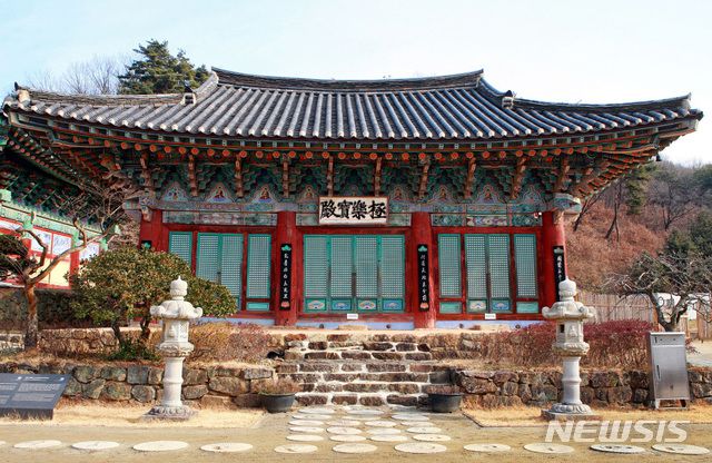 [세종=뉴시스] 세종시 전의면 다방리에 있는 비암사 극락보전.