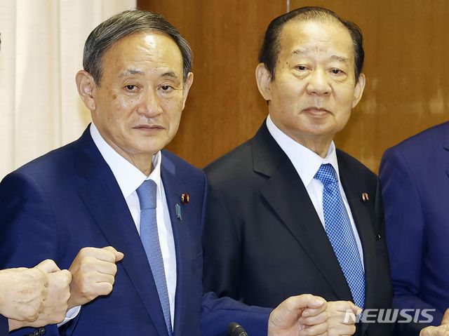 [도쿄=AP/뉴시스]지난해 9월 15일 일본 도쿄 소재 자민당 당사에서 스가 요시히데 총리(왼쪽)와 니카이 도시히로 자민당 간사장이 사진 촬영을 위해 포즈를 취하고 있다. 2021.05.24.