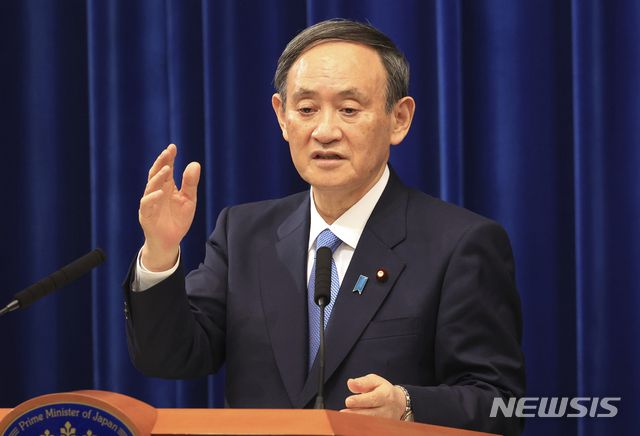 [도쿄=AP/뉴시스] 4일 스가 요시히데 일본 총리가 도쿄 총리 관저에서 기자회견을 열고도쿄도·사이타마 현·지바 현·가나가와 현 등 수도권 4개 지역에 신종 코로나바이러스 감염증(코로나19) 긴급사태 선언 발령을 검토하겠다고 발표했다. 2021.01.04.