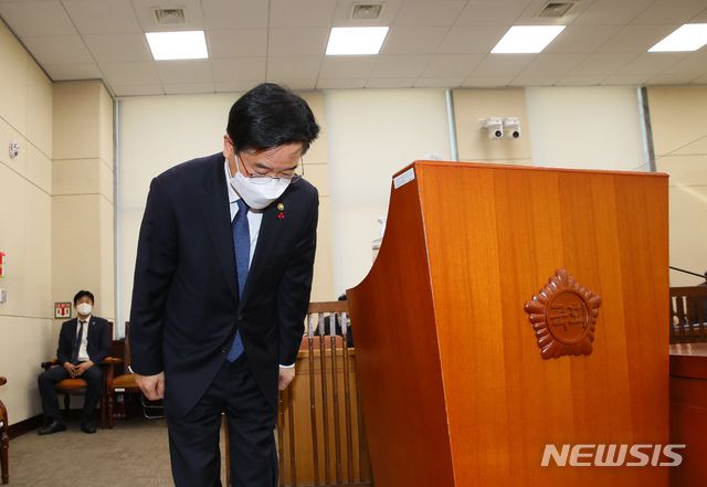 [서울=뉴시스]전진환 기자 = 김창룡 경찰청장이 7일 국회에서 열린 행정안전위원회 전체회의에서 생후 16개월만에 양부모의 학대로 숨진 '정인이 사건'에 대한 발언을 마치고 인사하고 있다.  (공동취재사진) 2021.01.07. photo@newsis.com