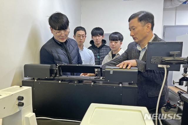 [용인=뉴시스]한관영 단국대교수 연구팀이 연구 샘플의 밴딩테스트를 진행하고 있다.