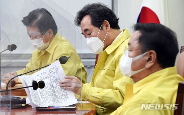 [서울=뉴시스]전진환 기자 = 더불어민주당 이낙연대표가 11일 서울 여의도 국회에서 열린 최고위원회의에서 발언자료를 보고 있다.  (공동취재사진) 2021.01.11. photo@newsis.com