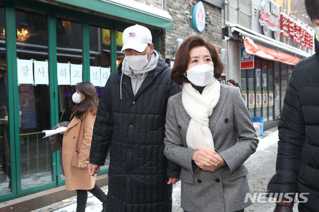 [서울=뉴시스]국회사진기자단 = 나경원 국민의힘 전 의원이 13일 서울 용산구 이태원동 먹자골목 일대에서 서울시장 재도전에 나섰다. 신종 코로나바이러스 감염증(코로나19) 사태로 인한 소상공인 생계 문제와 서울의 경기침체 해결 의지를 강조하고자 이태원 먹자골목을 출마 장소로 택했다. 나경원 전 의원이 출마 선언에 앞서 상인들과 이야기하고 있다. 2021.01.13. photo@newsis.com