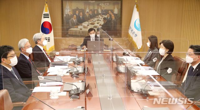 [서울=뉴시스] 이주열 한국은행 총재가 15일 오전 서울 중구 한국은행에서 열린 금융통화위원회 본회의에서 회의를 주재하고 있다. (사진=한국은행 제공) 2021.01.15. photo@newsis.com