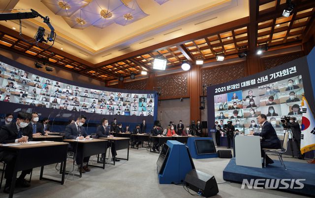 [서울=뉴시스]추상철 기자 =문재인 대통령이 18일 오전 청와대 춘추관에서 온·오프 혼합 방식으로 열린 '2021 신년 기자회견'에 참석해 취재진의 질문에 답변하고 있다. 2021.01.18. scchoo@newsis.com