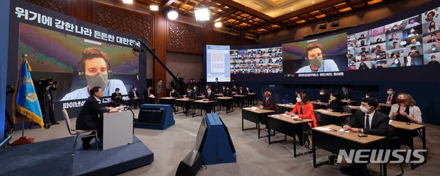 [서울=뉴시스]추상철 기자 =문재인 대통령이 18일 오전 청와대 춘추관에서 온·오프 혼합 방식으로 열린 '2021 신년 기자회견'에 참석해 파이낸셜타임스 에드워드 화이트 지국장으로 부터 질문을 받고 있다. 2021.01.18. scchoo@newsis.com