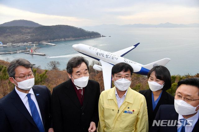 [부산=뉴시스] 하경민 기자 = 이낙연 더불어민주당 대표가 21일 오후 부산 강서구 가덕도대항전망대를 방문, 변성완 부산시장 권한대행과 부산시장 보궐선거 출마를 선언한 예비후보 등과 가덕신공항 건설추진 예정지를 둘러보고 있다. 2021.01.21. yulnetphoto@newsis.com