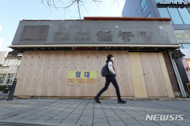 [서울=뉴시스]고범준 기자 = 신종 코로나바이러스 감염증(코로나19) 경기 침체로 수도권 자영업자가 가장 많이 감소한 것으로 나타난 지난달 25일 서울 서대문구 신촌거리 한 업소에 임대문의 안내문이 붙어 있다.  2021.01.25. bjko@newsis.com