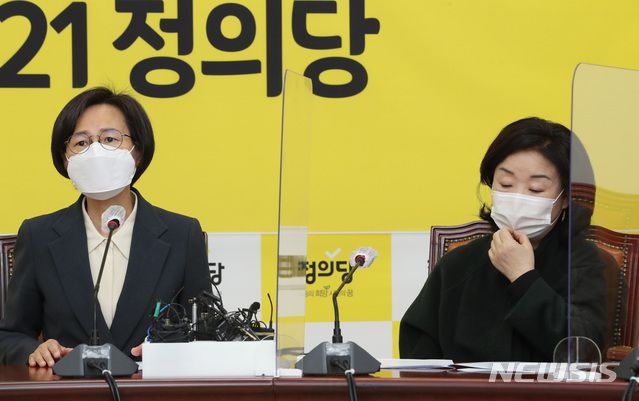 [서울=뉴시스]전진환 기자 = 강은미 정의당 원내대표가 26일 오전 서울 여의도 국회에서 열린 의원총회에서 김종철 대표 성추행 사건으로 심려를 끼친 점에 대해 사과하고 있다. 오른쪽은 심상정 의원.  (공동취재사진) 2021.01.26. photo@newsis.com