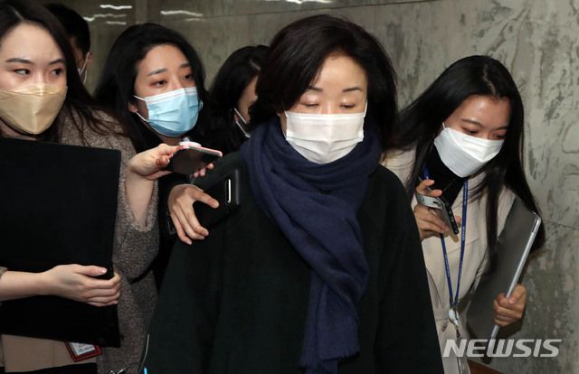 [서울=뉴시스]김진아 기자 = 심상정 정의당 의원이 26일 서울 여의도 국회에서 열린 의원총회를 마치고 회의장을 나서고 있다. (공동취재사진) 2021.01.26. photo@newsis.com