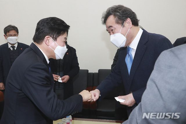 [서울=뉴시스]전진환 기자 = 이낙연 더불어민주당 대표(오른쪽)와 원희룡 제주도지사가 28일 오전 서울 여의도 국회에서 만나 악수를 하고 있다. 원희룡 제주도지사는 이날 이낙연 대표에게 2월 임시국회에서 4.3특별법 개정안 처리를 건의하는 것으로 알려졌다. (공동취재사진) 2021.01.28. photo@newsis.com