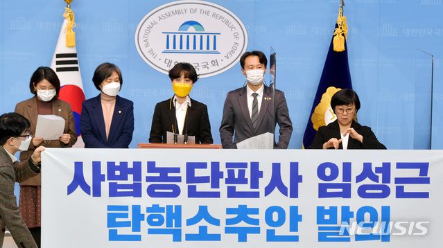 [서울=뉴시스]최동준 기자 = 류호정 정의당 의원이 지난 1일 서울 여의도 국회 소통관에서 이탄희 더불어민주당 의원, 강민정 열린민주당 의원, 용혜인 기본소득당 의원과 함께 임성근 법관 탄핵소추안 발의 기자회견을 하고 있다. (공동취재사진) 2021.02.01. photo@newsis.com