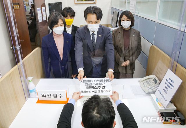 [서울=뉴시스]최동준 기자 = 강민정 열린민주당 의원(왼쪽부터), 류호정 정의당 의원, 이탄희 더불어민주당 의원, 용혜인 기본소득당 의원이 지난 1일 오후 서울 여의도 국회 의안과에서 임성근 법관 탄핵소추안을 제출하고 있다. (공동취재사진) 2021.02.01. photo@newsis.com