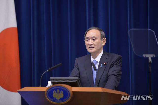 [도쿄=AP/뉴시스]스가 요시히데 일본 총리가 지난달 2일 일본 도쿄 총리 관저에서 스가 요시히데 총리가 기자회견을하고 있다. 2020.03.08.