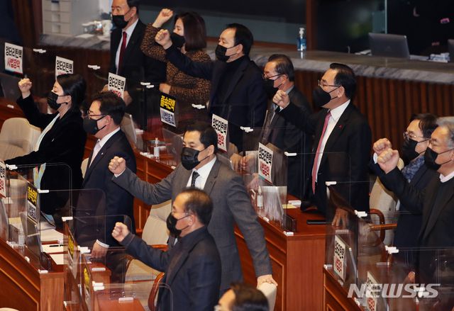 [서울=뉴시스]전진환 기자 = 주호영 국민의힘 원내대표와 의원들이 4일 오후 서울 여의도 국회 본회의장에서 '사법농단' 연루 임성근 판사 탄핵소추안이 가결된 순간 "김명수 대법원장을 탄핵하라" 구호를 외치고 있다.   2021.02.04. photo@newsis.com