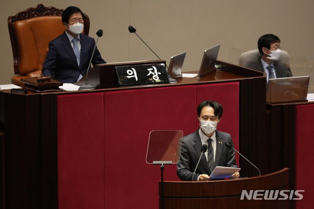 [서울=뉴시스]전진환 기자 = 더불어민주당 이탄희 의원이 지난 4일 국회에서 열린 제384회국회(임시회) 제4차 본회의에서 법관(임성근) 탄핵소추안에 대한 제안설명을 하고 있다. (공동취재사진) 2021.02.04. photo@newsis.com