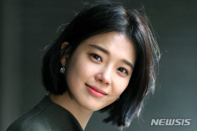 [서울=뉴시스]박진희 기자 = 배우 임세미가 5일 오후 서울 중구 남산스퀘어에서 뉴시스와 인터뷰를 마치고 사진 촬영을 하고 있다. 2021.02.05. pak7130@newsis.com