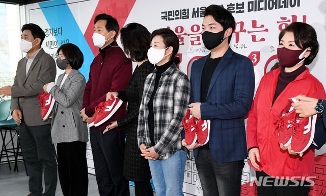 [서울=뉴시스]국회사진기자단 =  국민의힘 서울시장 후보 예비경선을 통과한 오신환-오세훈-나경원-조은희 후보가 8일 서울 여의도 국민의힘 중앙당사에서 열린 서울시장 선거 본경선 미디어데이에 참석해, 경선 후보자 기호 추첨을 마친 뒤 빨간 운동화를 착용하고 있다. 2021.02.08. photo@newsis.com