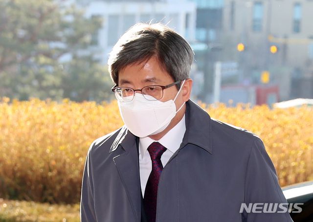 [서울=뉴시스]고승민 기자 = 김명수 대법원장이 지난 9일 오전 서울 서초구 대법원으로 출근하고 있다. 2021.02.09. kkssmm99@newsis.com