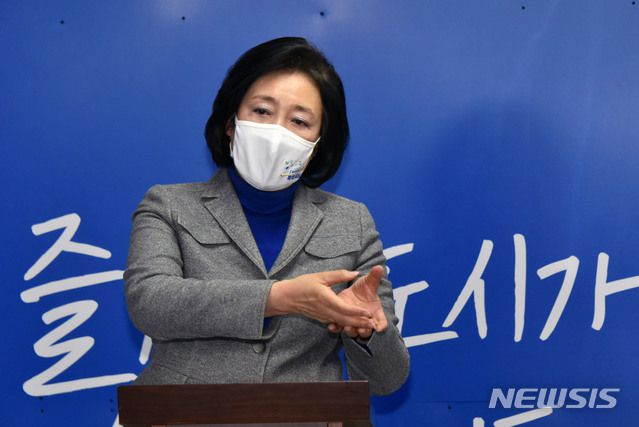 [서울=뉴시스]국회사진기자단 = 박영선 더불어민주당 서울시장 예비후보가 9일 오전 서울 종로구 율곡로 선거캠프에서 ‘서울 도시공간의 대전환  수직정원도시’라는 주제로 세번째 시민보고를 하고 있다. 2021.02.09. photo@newsis.com