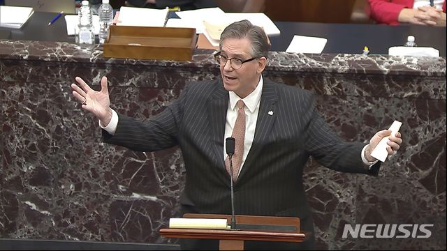 [워싱턴=AP/뉴시스]도널드 트럼프 전 미국 대통령에 대한 상원 탄핵심판이 시작된 9일(현지시간) 변호인단인 브루스 캐스터가 상원에서 탄핵 추진의 위헌성을 주장하고 있다. 202.2.10.