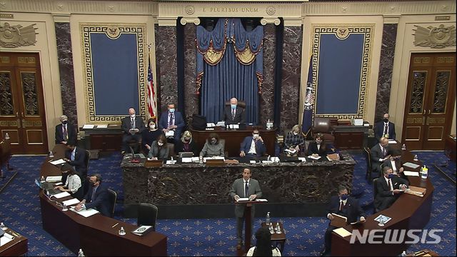 [AP/뉴시스] 도널드 트럼프 전 미국 대통령에 대한 상원 탄핵심판 이틀째인 10일(현지시간) 워싱턴 의회에서 민주당 탄핵소추위원단을 이끄는 제이미 래스킨 하원의원이 선 채 발언하고 있다. 사진은 중계 영상 캡처. 2021.02.11.