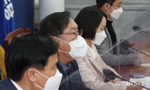 [서울=뉴시스]전진환 기자 = 김태년 더불어민주당 원내대표가 14일 오후 서울 여의도 국회에서 열린 설 민심 전달 기자간담회에서 발언하고 있다.  (공동취재사진) 2021.02.14. photo@newsis.com