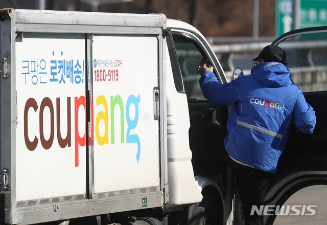 [서울=뉴시스]고승민 기자 = 쿠팡이 뉴욕증권거래소 상장을 앞두고 현장 직원에게 주식을 무상으로 부여하겠다고 밝힌 15일 서울 쿠팡 서초1캠프 앞에서 한 배송원이 트럭에 탑승하고 있다. 강한승 쿠팡 경영관리총괄 대표는 이날 직원들에게 보내는 메일에서 "일회성 주식 부여 프로그램을 통해 약 200만원 상당의 주식을 받게 된다"고 말했다. 2021.02.15. kkssmm99@newsis.com