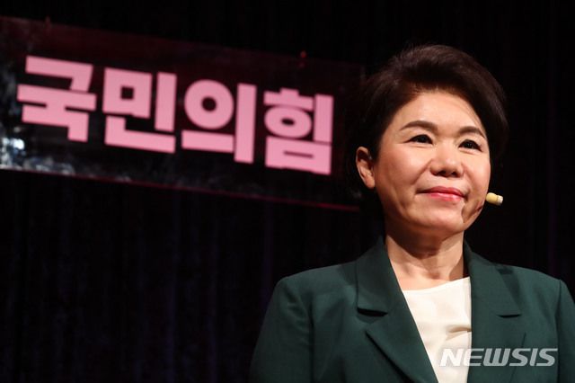 [서울=뉴시스]국회사진기자단 = 조은희 국민의힘 서울시장 예비후보가 16일 서울 용산구 백범김구기념관 대회의실에서 열린 '서울을 바꾸는힘 제1차 맞수토론'에 자리하고 있다.  2021.02.16. photo@newsis.com