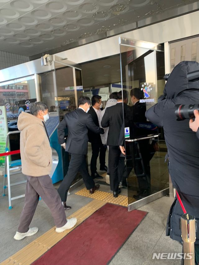 [서울=뉴시스] 신재현 수습기자 = 서울 양천구에서 숨진 16개월 여아 '정인이 사건'과 관련해 입양부모의 2차 공판이 열리는 17일 오전 서울 양천구 서울남부지법으로 정인이 입양부(앞 가운데 점퍼)가 들어가고 있다. 2021.02.17. again@newsis.com