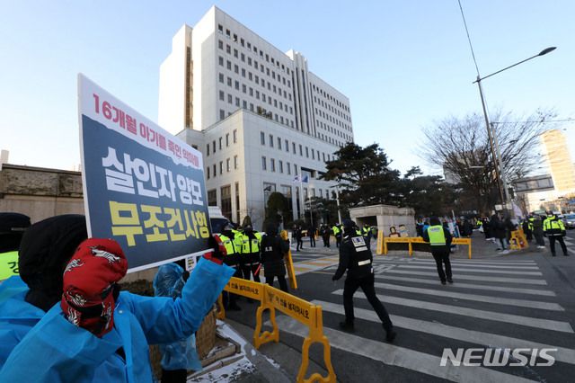 [서울=뉴시스]고범준 기자 = 대한아동학대방지협회 관계자들이 17일 오전 서울 양천구 서울남부지방법원에서 열리는 양부모의 학대로 숨진 '정인이 사건' 2차 공판을 앞두고 입양부모의 살인죄 및 법정 최고형 선고를 요구하는 시위를 하고 있다. 2021.02.17. bjko@newsis.com