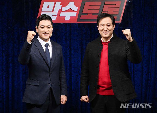 [서울=뉴시스]국회사진기자단 = 서울시장 보궐선거에 출마한 국민의힘 오신환(왼쪽), 오세훈 예비후보가 19일 서울 용산구 백범김구기념관에서 열린 '2차 맞수토론'에 앞서 포즈를 취하고 있다. 2021.02.19. photo@newsis.com