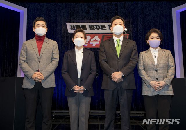 [서울=뉴시스]국회사진기자단 = 오신환, 나경원, 오세훈, 조은희 국민의힘 서울시장 보궐선거 예비후보가 23일 오후 용산구에 위치한 백범김구기념관에서 서울시장예비후보 3차 맞수토론을 하기에 앞서 포즈를 취하고 있다.  2021.02.23. photo@newsis.com