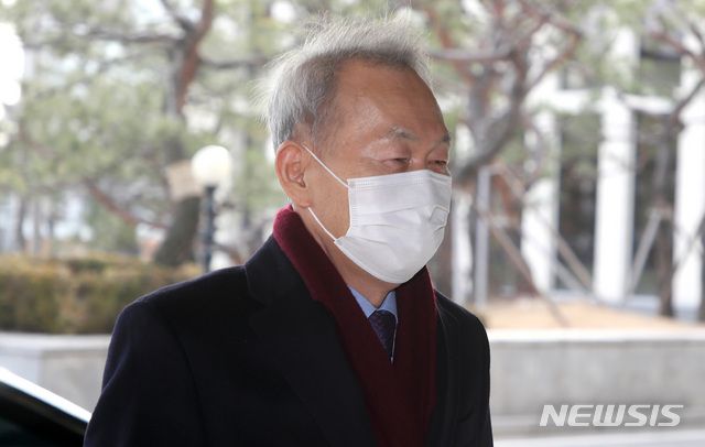[서울=뉴시스]김선웅 기자 = 이석태 헌법재판관이 임성근 부산고법 부장판사에 대한 탄핵심판 첫 재판을 이틀 앞둔 지난달 24일 오전 서울 종로구 헌법재판소로 출근하고 있다. 2021.02.24. mangusta@newsis.com
