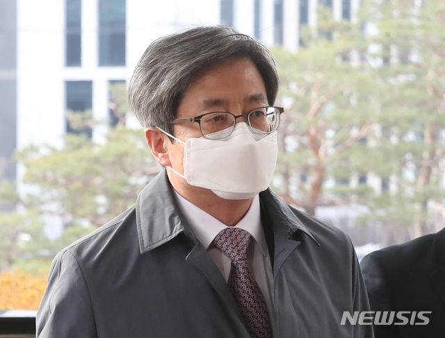[서울=뉴시스]조수정 기자 = 김명수 대법원장이 지난달 24일 오전 서울 서초구 대법원으로 출근하고 있다. 2021.02.24. chocrystal@newsis.com