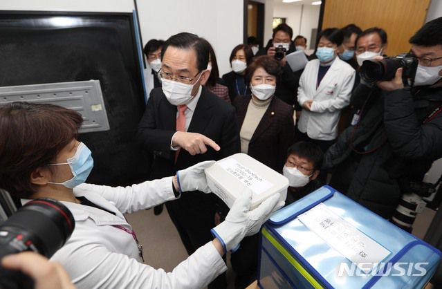[서울=뉴시스]국회사진기자단 = 주호영 국민의힘 원내대표가 24일 오전 서울 중구 국립중앙의료원 코로나 중앙예방접종센터를 방문해 약품보관실의 초저온 냉동고 시설을 살펴보고 있다. 2021.02.24. photo@newsis.com