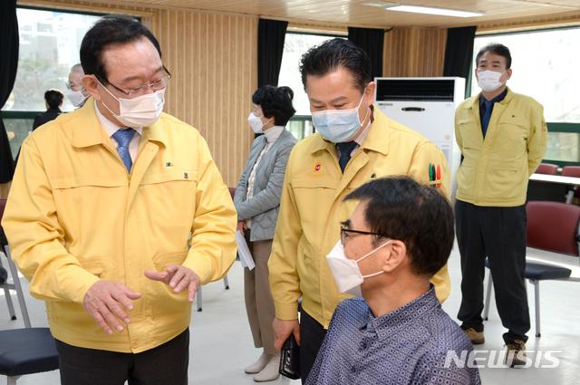[울산=뉴시스] 배병수 기자 = 신종 코로나바이러스 감염증(코로나19) 백신 접종 첫 날인 26일 오전 송철호(왼쪽) 울산 시장이 남구 보건소를 방문  제1호 접종자인 이동훈 길메리요양병원 부원장과 담소를 나누고 있다.(사진=울산 사진공동 취재단).  2021.02.26. bbs@newsis.com